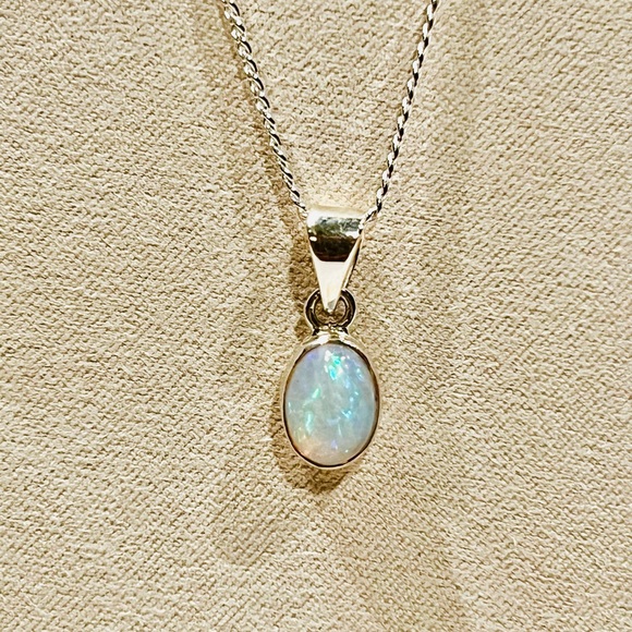 Jewelry - Elegant Ethiopian Opal Pendant in Italy Silver Necklace